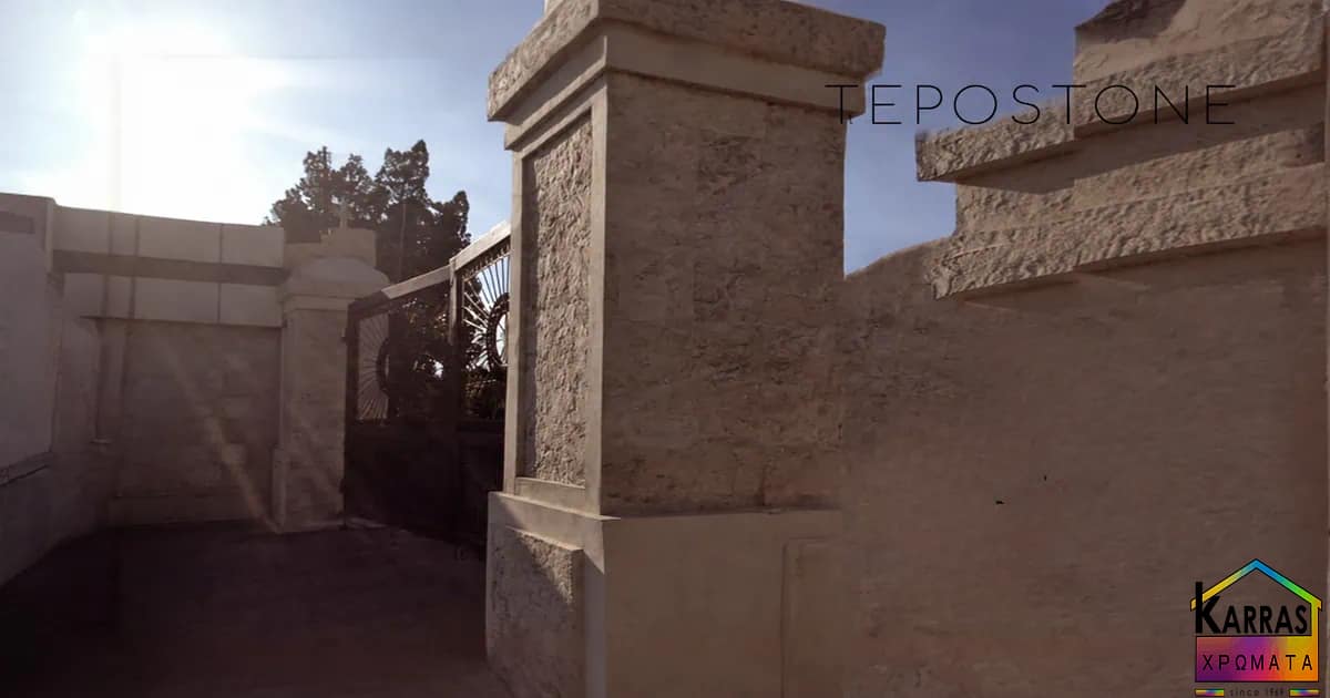 Εύκαμπτη πέτρα μάντρα Tepostone σε εξωτερική περίφραξη και κολώνα σπιτιού